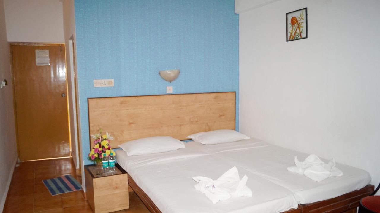 Time & Leisure Hotels Candolim Bagian luar foto