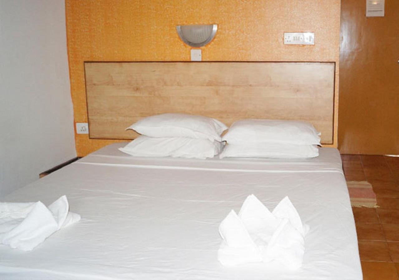 Time & Leisure Hotels Candolim Bagian luar foto